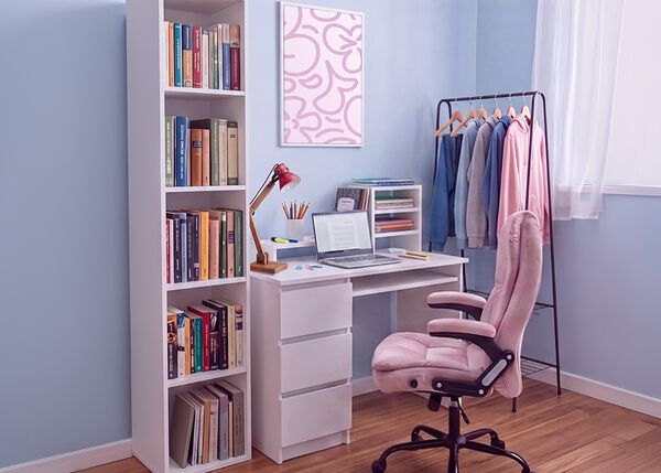 Modern tanul&oacute;sarok di&aacute;koknak, feh&eacute;r &iacute;r&oacute;asztallal, ergonomikus irodasz&eacute;kkel, laptoppal, k&ouml;nyvespolccal, t&aacute;rol&oacute;szekr&eacute;nnyel &eacute;s ruha&aacute;llv&aacute;nnyal egy vil&aacute;gos, rendezett h&aacute;l&oacute;szob&aacute;ban, a k&eacute;nyelmes tanul&aacute;shoz &eacute;s a di&aacute;kok mindennapjaihoz kialak&iacute;tva.