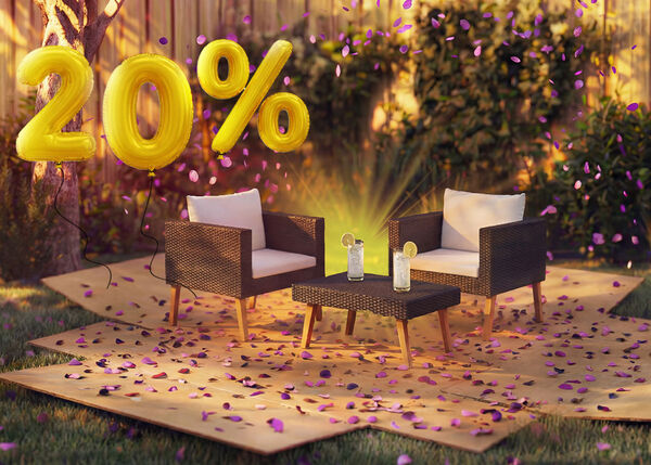 K&uuml;lt&eacute;ri rattan lounge fotelek p&aacute;rn&aacute;kkal &eacute;s egy kis asztallal kerti k&ouml;rnyezetben, r&oacute;zsasz&iacute;n konfettivel &eacute;s arany &bdquo;20% kedvezm&eacute;ny&rdquo; felirat&uacute; lufikkal d&iacute;sz&iacute;tve, kiemelve a kerti lounge b&uacute;torok szezon&aacute;lis aj&aacute;nlatait.