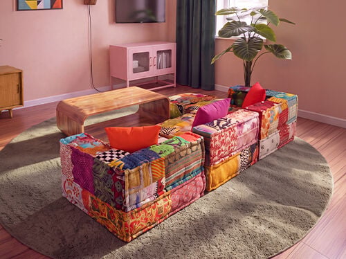 Koll&aacute;zs h&aacute;rom kanap&eacute;st&iacute;lussal: modern nappali s&ouml;t&eacute;t kanap&eacute;kkal, sz&iacute;nes patchwork modul&aacute;ris kanap&eacute; doh&aacute;nyz&oacute;asztal k&ouml;r&uuml;l, valamint sz&uuml;rke, teljesen kih&uacute;zott kanap&eacute;&aacute;gy. Kattints a kanap&eacute;k kollekci&oacute;j&aacute;nak megtekint&eacute;s&eacute;hez.