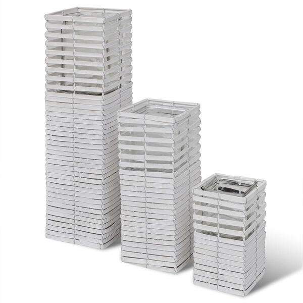 3 db feh&eacute;r k&eacute;zzel font gyertyatart&oacute;