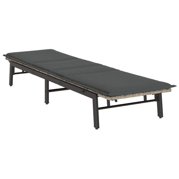 vidaXL világosszürke polyrattan napozóágy párnával