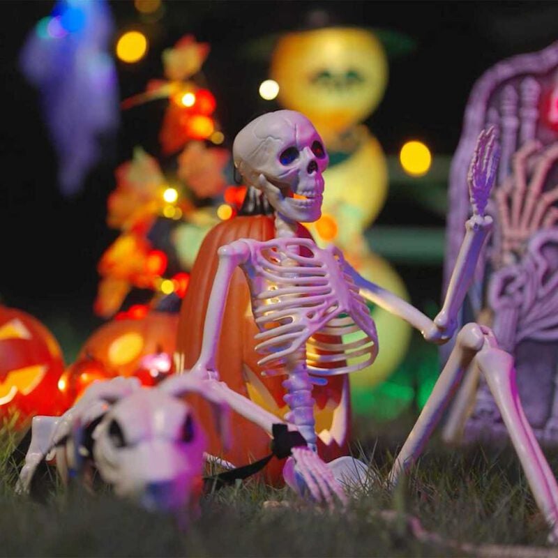 Fehér Halloween csontváz dekorációs szett kültéren kiállítva