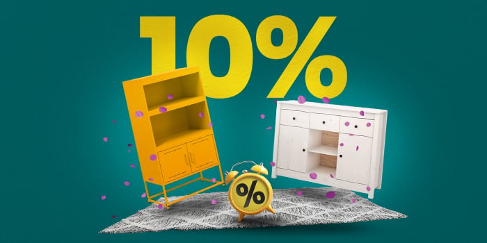 Banner két tárolószekrénnyel, szőnyeggel és ébresztőórával, nagy sárga „10%” felirattal'.