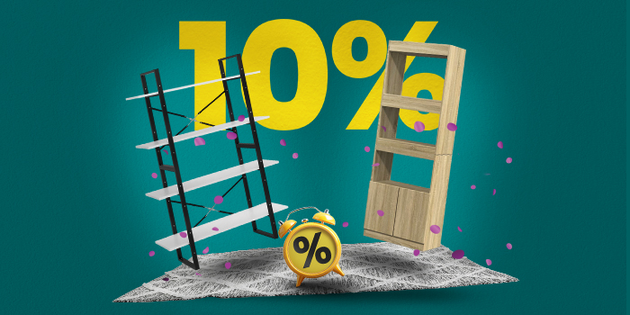Banner két könyvespolccal, szőnyeggel és ébresztőórával, nagy sárga „10%” felirattal'.