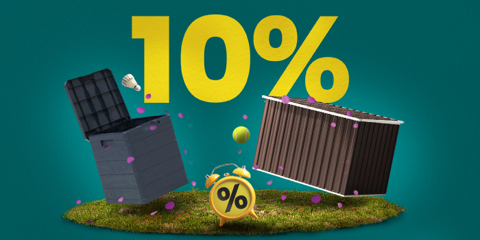 Banner két kültéri tárolódobozzal, szőnyeggel, fűvel és sárga ébresztőórával, nagy sárga „10%” felirattal.