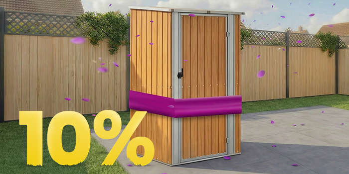 Fa kerti tároló pavilon alatt napos teraszon, virágokkal és kerítéssel, 10% tavaszi akciós bannerral.