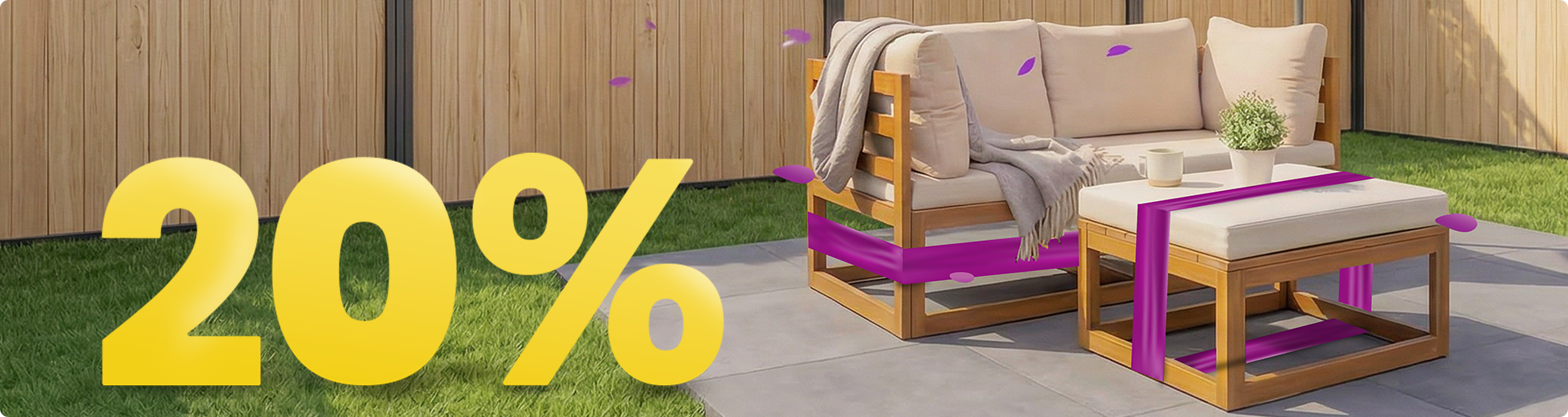 Fa kerti kanapé bézs párnákkal és asztallal napernyő alatt, napos teraszon, virágokkal és kerítéssel, 20% tavaszi akciós bannerral.