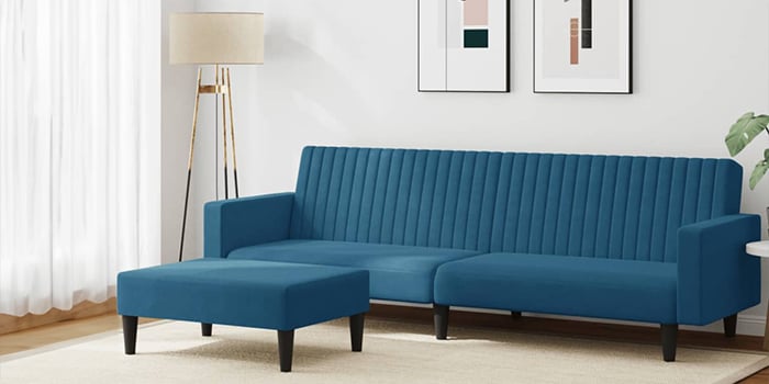 Színes összecsukható strandszékek és napernyő egy teraszon. Kattints ide a kollekció megtekintéséhez!