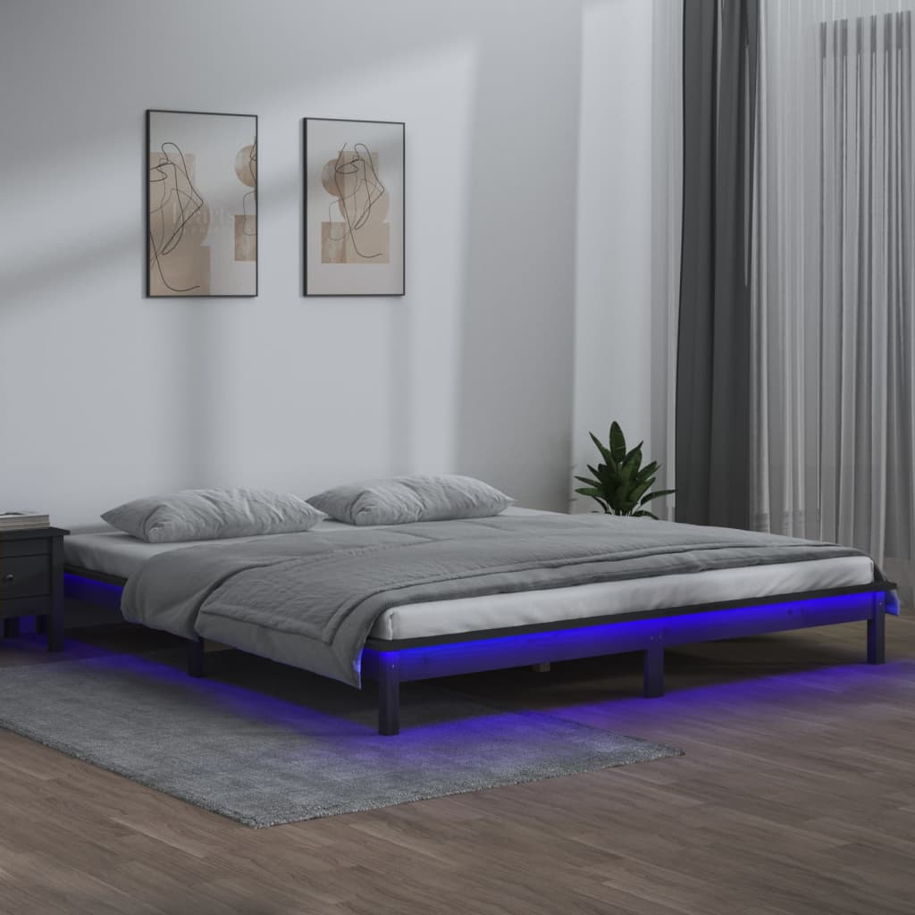 vidaXL szürke tömör fa ágykeret LED-világítással 140x190 cm