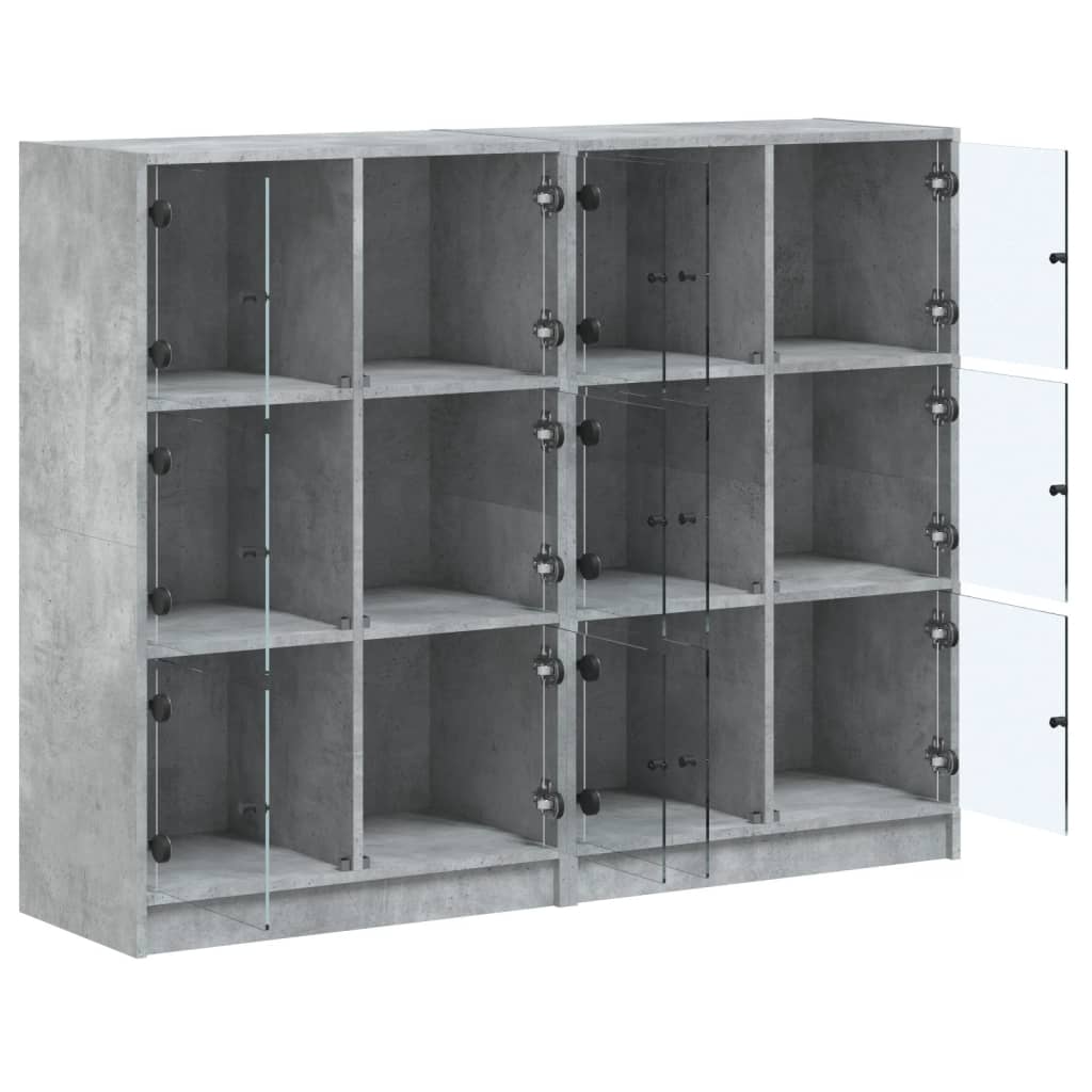 vidaXL betonszürke szerelt fa könyvespolc ajtókkal 136 x 37 x 109 cm